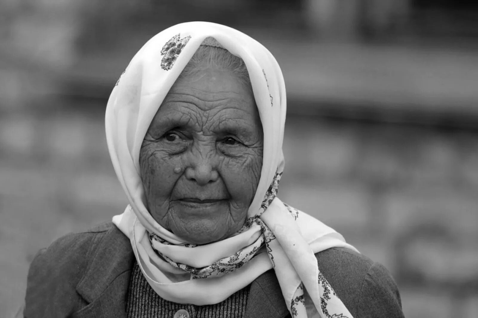 Бабушка земля белая. Бабушка земля белая. Бабушка в платочке. Старая мать. Бабушка земля белая.