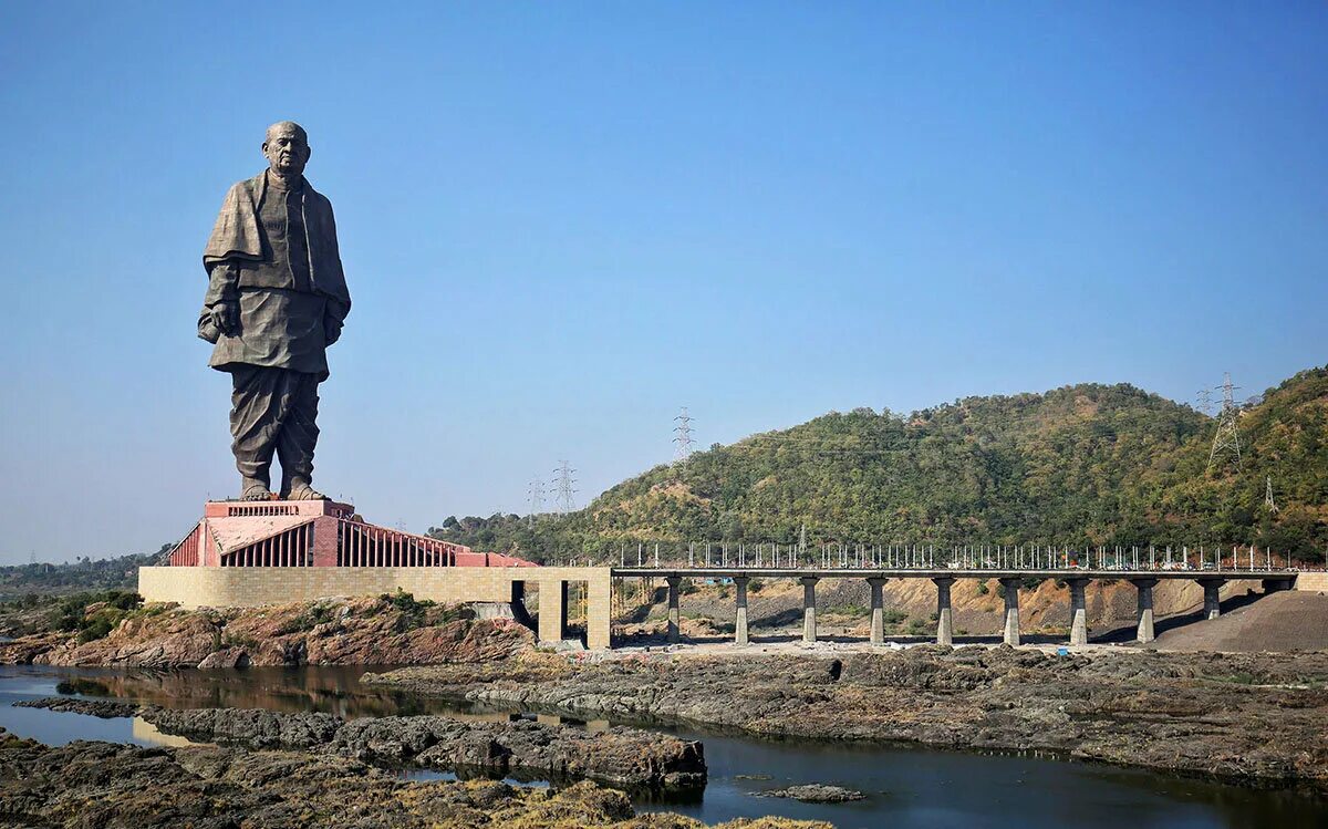 Первые памятники в мире. Статуя Валлабхаи Пателя. Статуя в Индии 182 м. Статуя единства Валлабхаи Патель. Статуя единства Гуджарат.