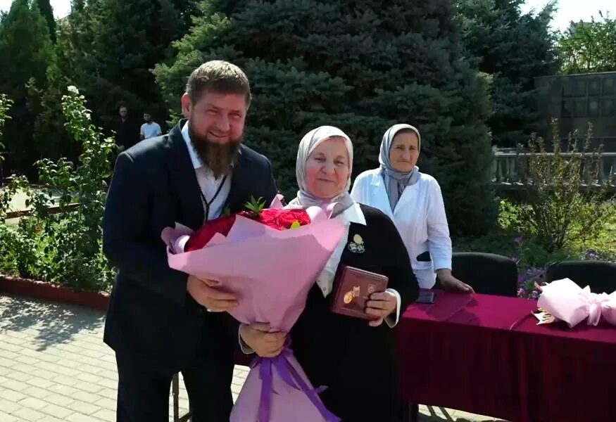 Кадырову вручили сына. Кадырову вручили сына. Сыновья кадырова. Кадырову вручили сына. Кадырову вручили сына.