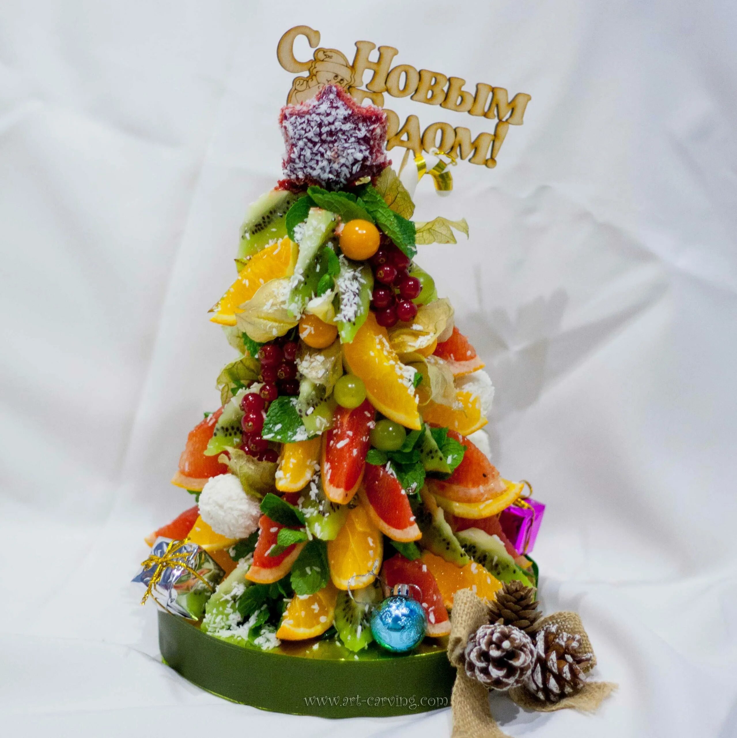 Съедобная елочка. Новогодняя елка из фруктов. Елка из фруктов. Фруктовая нарезка елочка. Как сделать новогоднюю елочку из фруктов.
