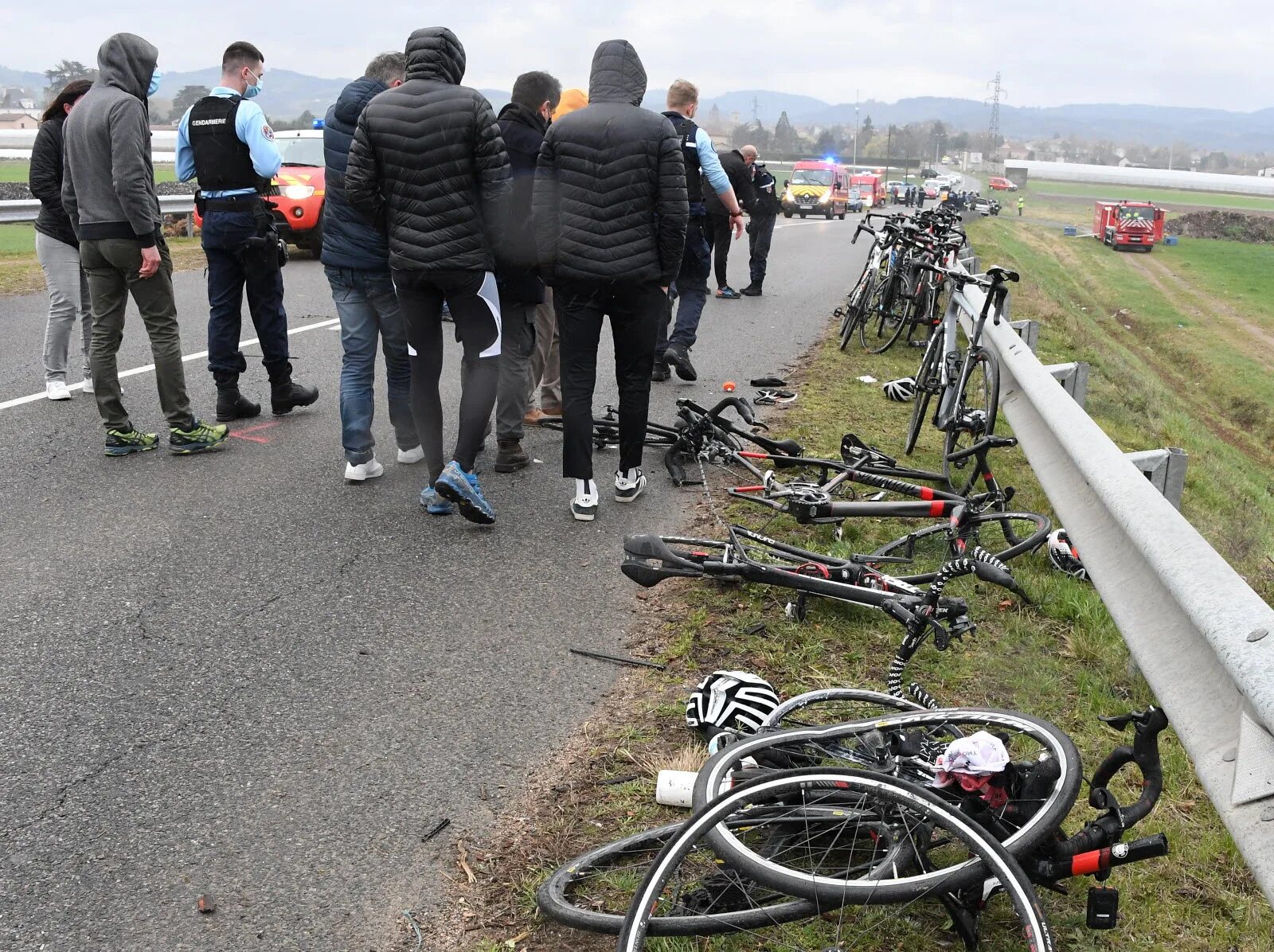 Толпа велосипедистов. Велосипедисты во Франции. Пострадавшие велосипедисты