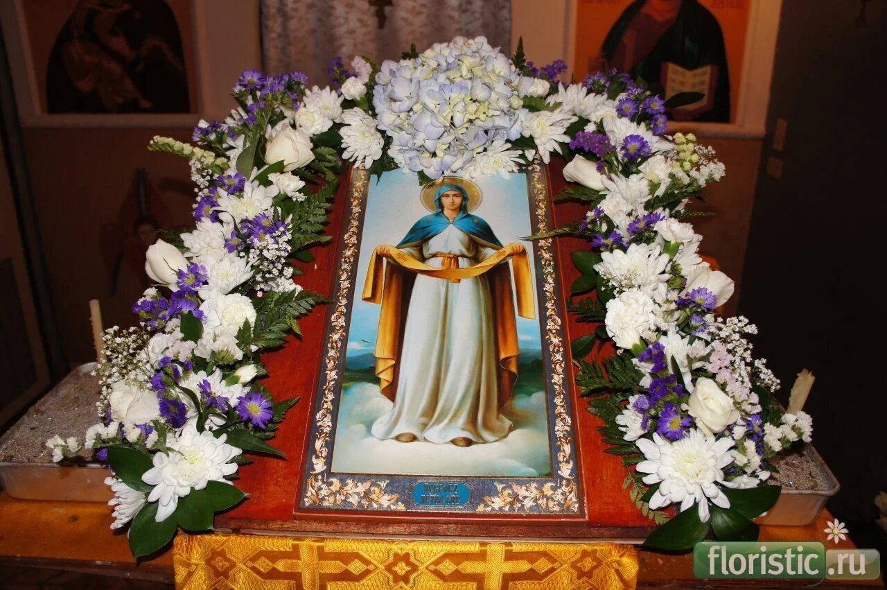 церковная флористика на покров пресвятой богородицы. храмовая флористика на покров. храмовая флористика сретенский монастырь. украшение храма на покров пресвятой богородицы. храмовая флористика на сретение.