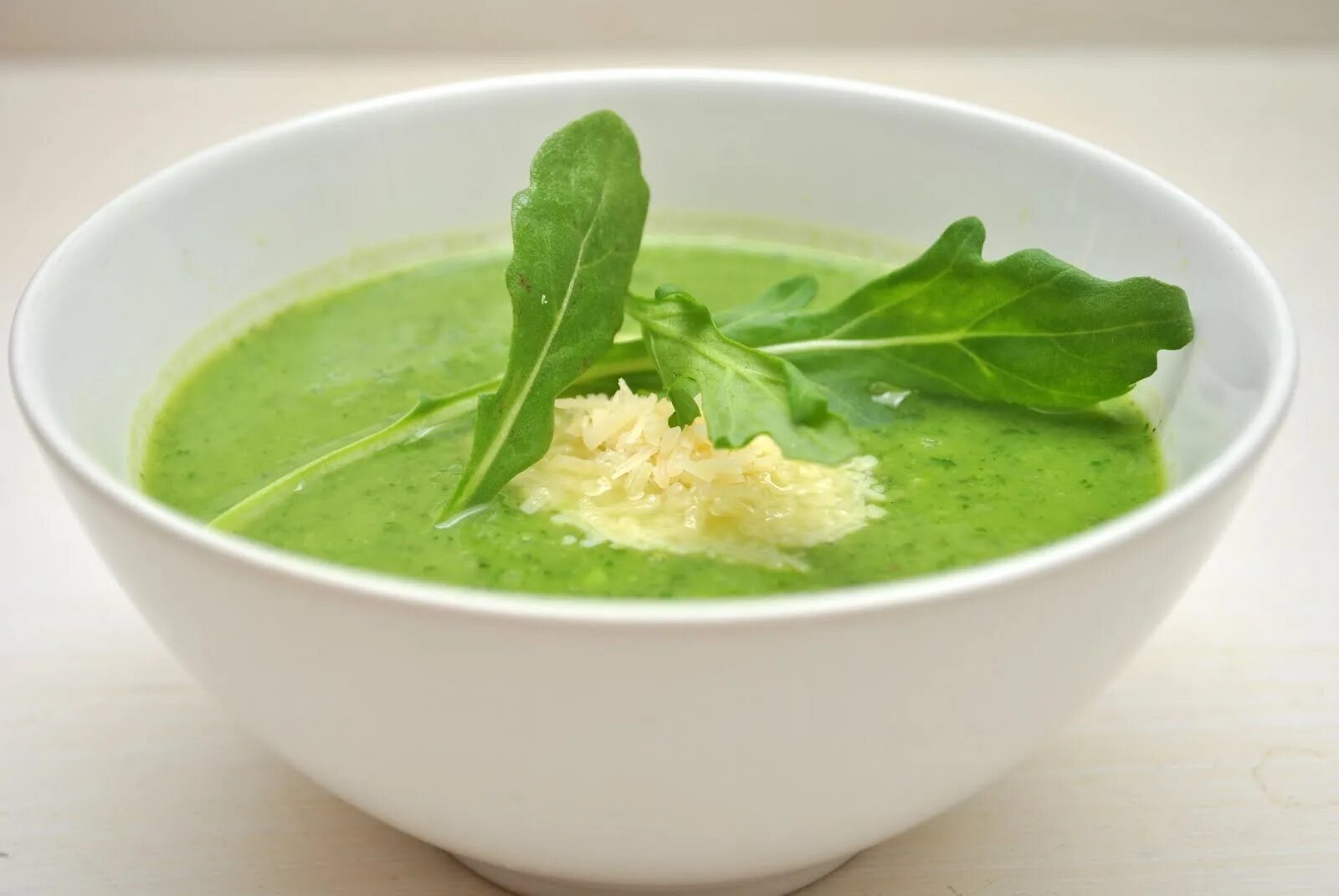 Суп кирпич. Шпинатный суп с яйцом. Суп пюре из шпината. Бульон со шпинатом. Бульон со шпинатом.