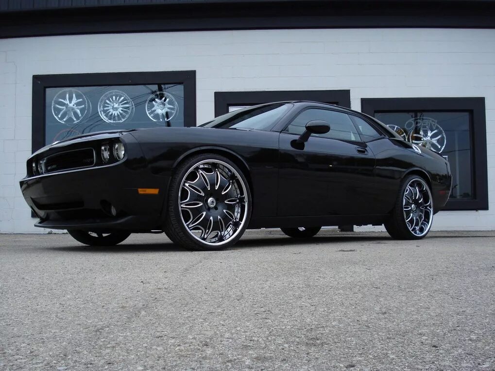 Custom challenge. Dodge challenger 2025. dodge challenger кастом. додж челленджер 2025 черный. додж челленджер тюнингованный.