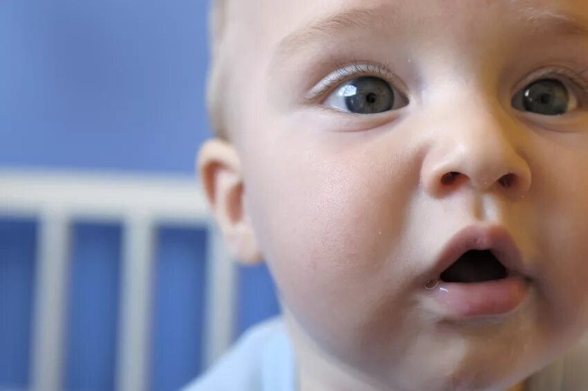 Массаж глаза у новорожденного. Зондирование слезного канала у детей. Зондирование носослезного канала у новорожденных. Непроходимость глазного канала. Зондирование слезного Кана.
