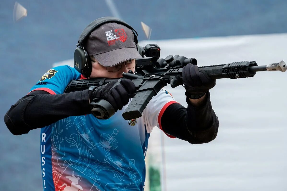 Спортсмен с оружием в руках. Соревнования IPSC карабин. Практическая стрельба карабин.