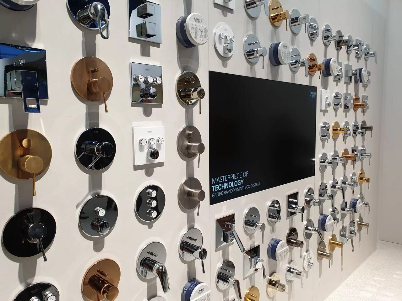 Showroom axor сантехника. шоу рум vitra. выставка сантехники. экспозиция сантехники. выставка сантехники в магазине.