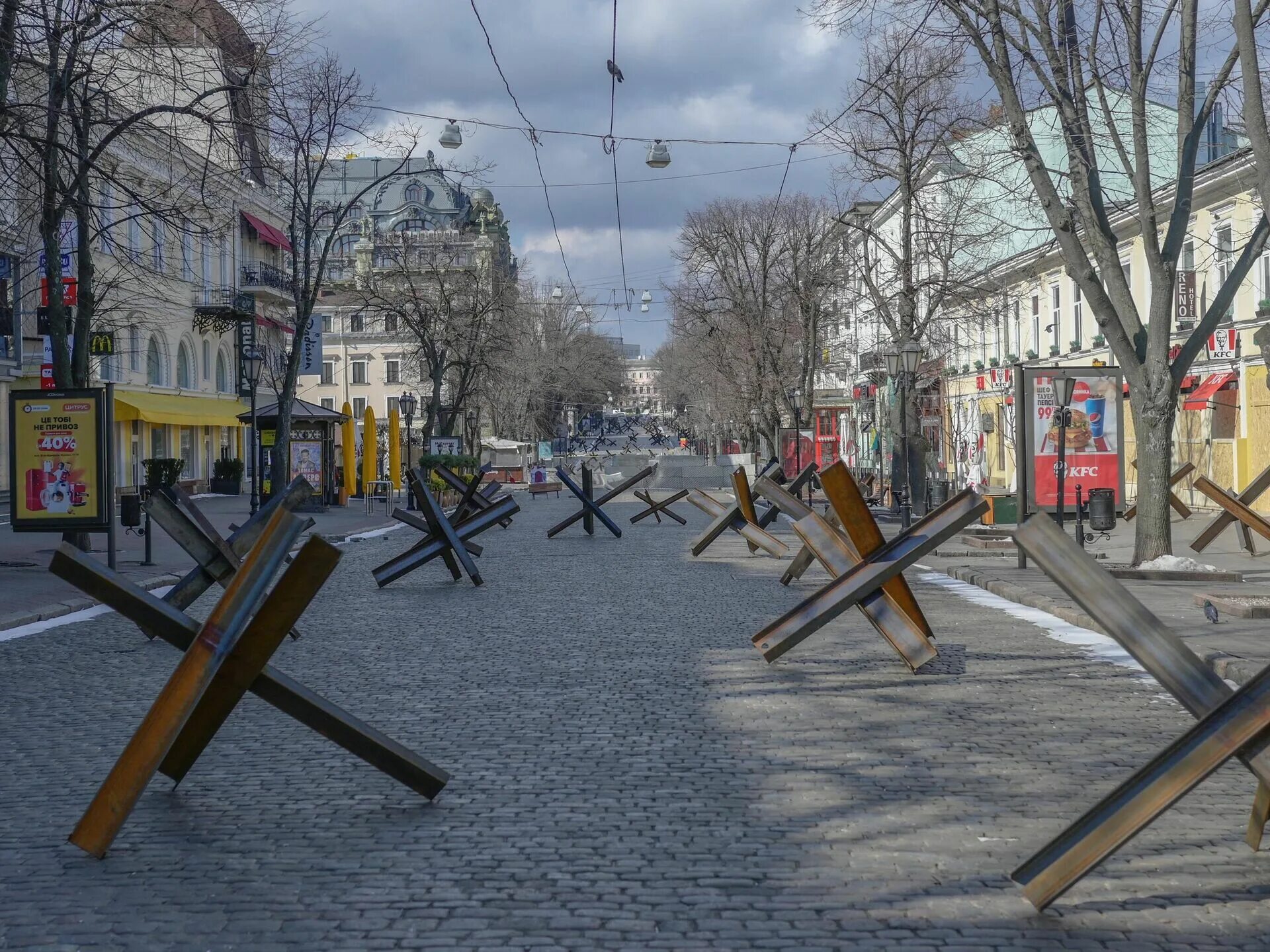 Противотанковые заграждения. Противотанковые Ежи в Одессе. Окраины города Одессы. Одесса ру