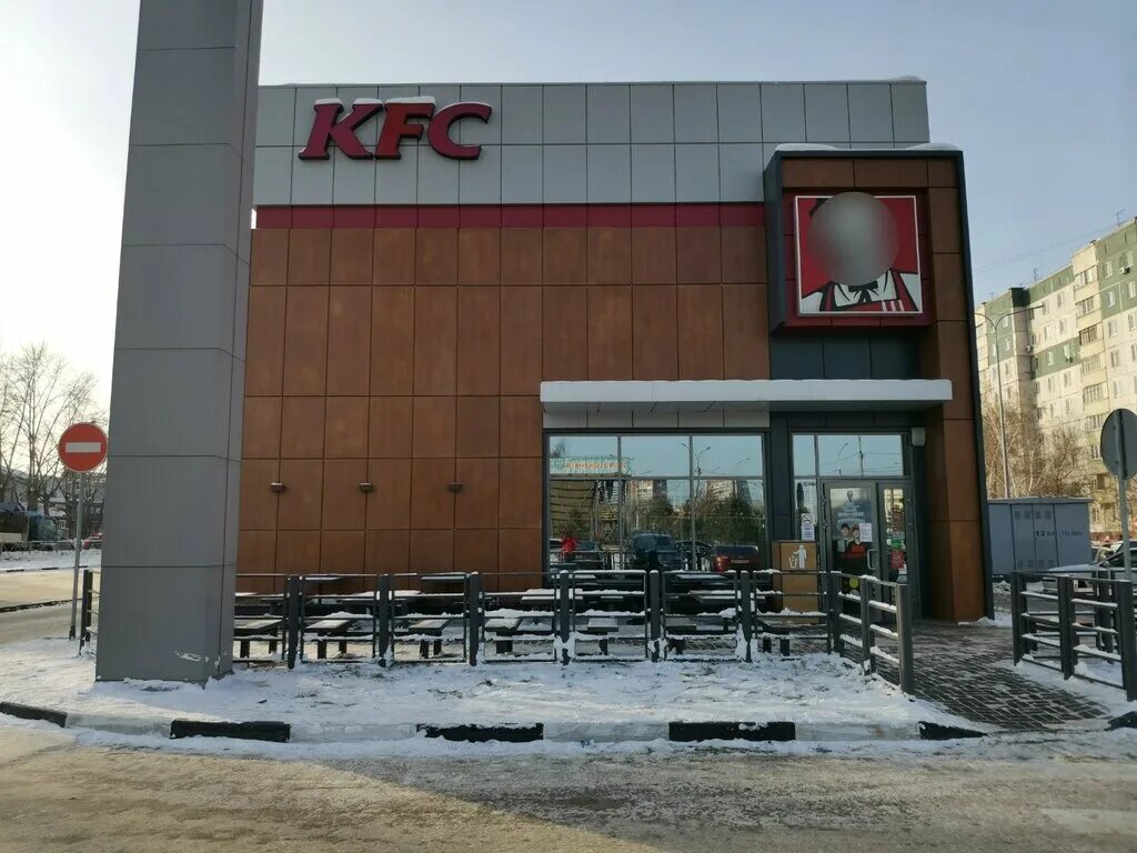 Фаст новосибирск. Макдональдс и KFC Новосибирск очередь Аура.