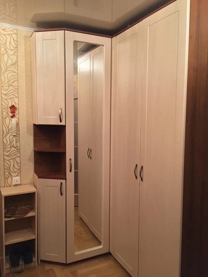 Шкаф стоит в углу. Шкаф в коридор. угловой шкаф в прихожую. небольшой шкаф в прихожую. шкаф в коридор прихожую.