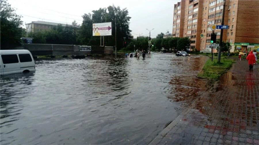 Какие улицы затопила в городе орске. В Красноярске затопило улицы. Ливень в Красноярске. Потоп в Красноярске ул железнодорожников. Сильные наводнения Красноярск.