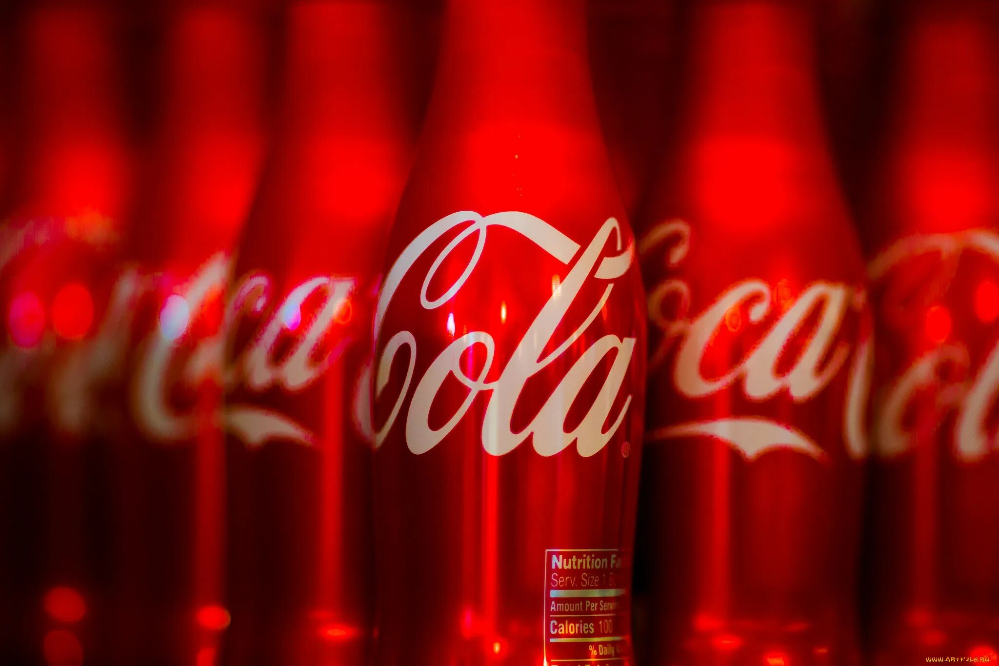 Обои coca cola. Кока кола Бристоль. Coca Cola напиток. Кока кола картинки. Кока кола на столе.