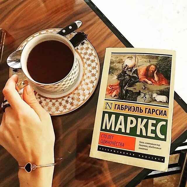 Поставь какую нибудь книгу