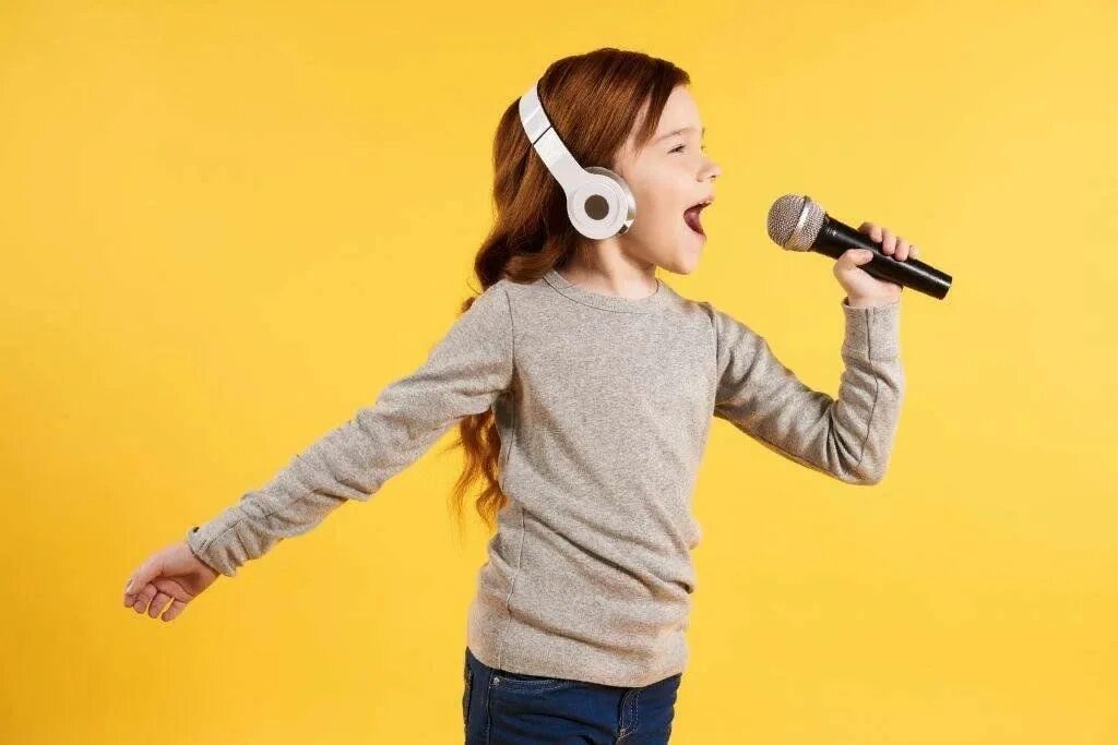 Ребенок вокалист. Дети поют. Ребенок с микрофоном. Девочка поет. Вокал дети.