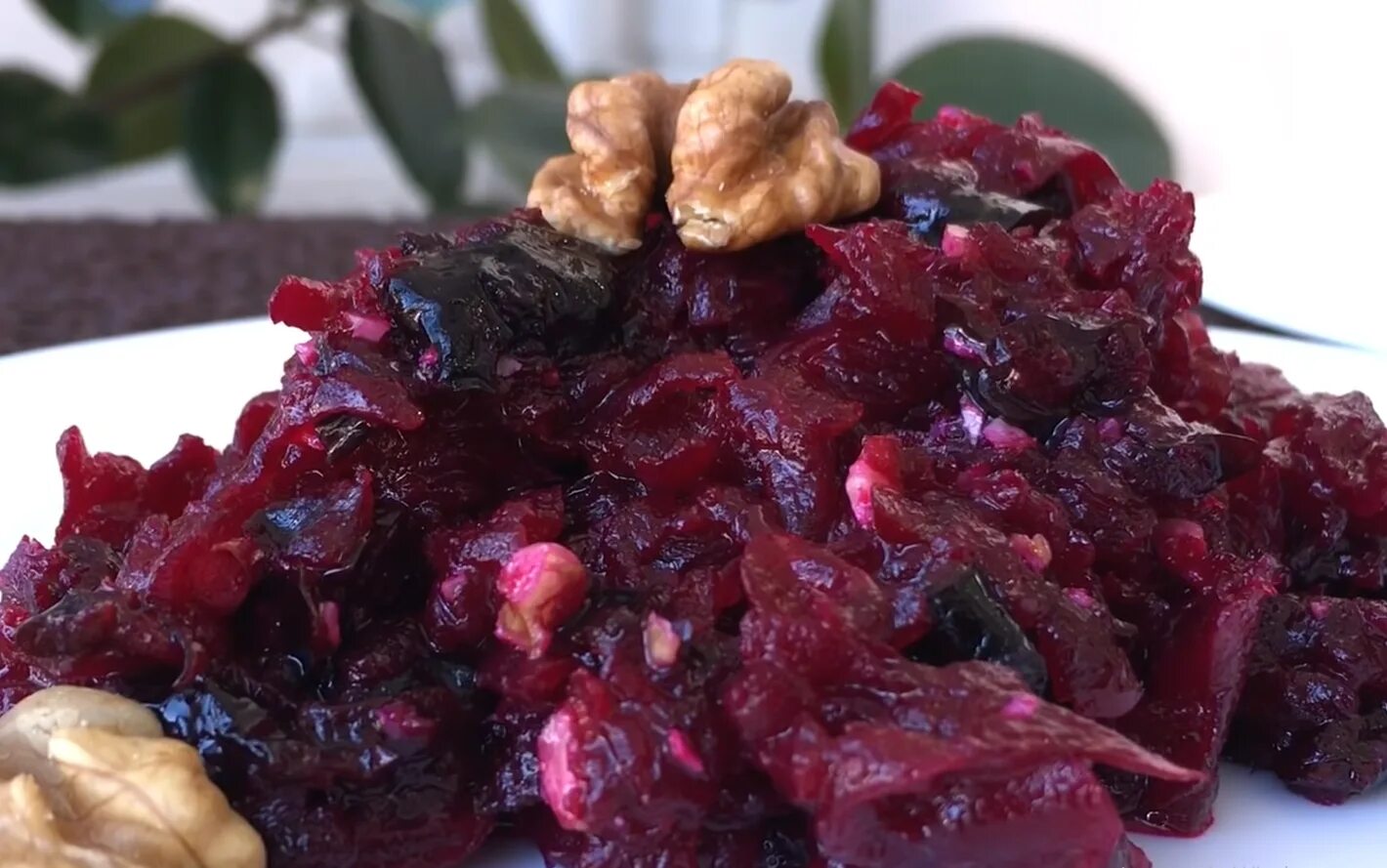 Свекла с яблоком и грецким орехом. Королевский салат со свеклой. Свекла с яблоком и грецким орехом. Салат из свёклы с изюмом яблоком и орехами. Салат свекла с черносливом и грецким орехом.
