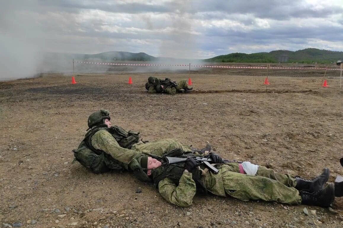 Тактическая медицина на поле боя. Российские солдаты на Украине на поле боя. Вынесли с поля боя