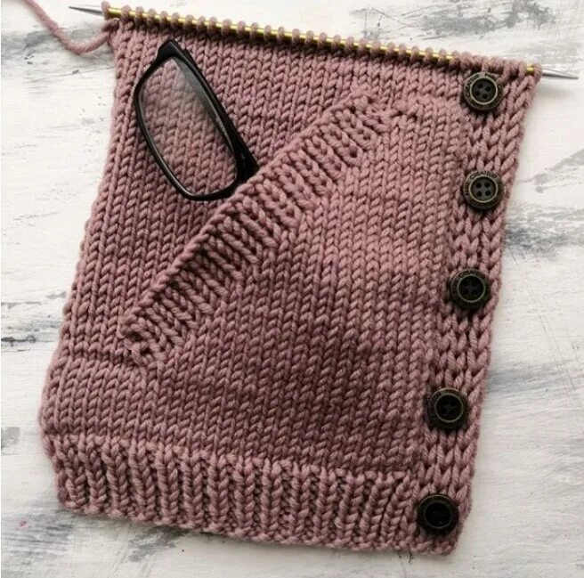 накладные карманы спицами. вязаные карманы спицами. накладной карман спицами без пришивания снизу вверх. карман спицами. накладные вязаные карманы.