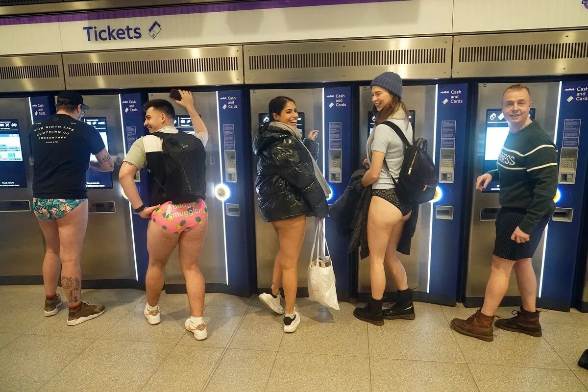 Остался без штанов. No Pants Subway Ride Москва. Акция в метро без штанов Нью Йорк. В метро без штанов 2016 Москва. День без штанов в метро.