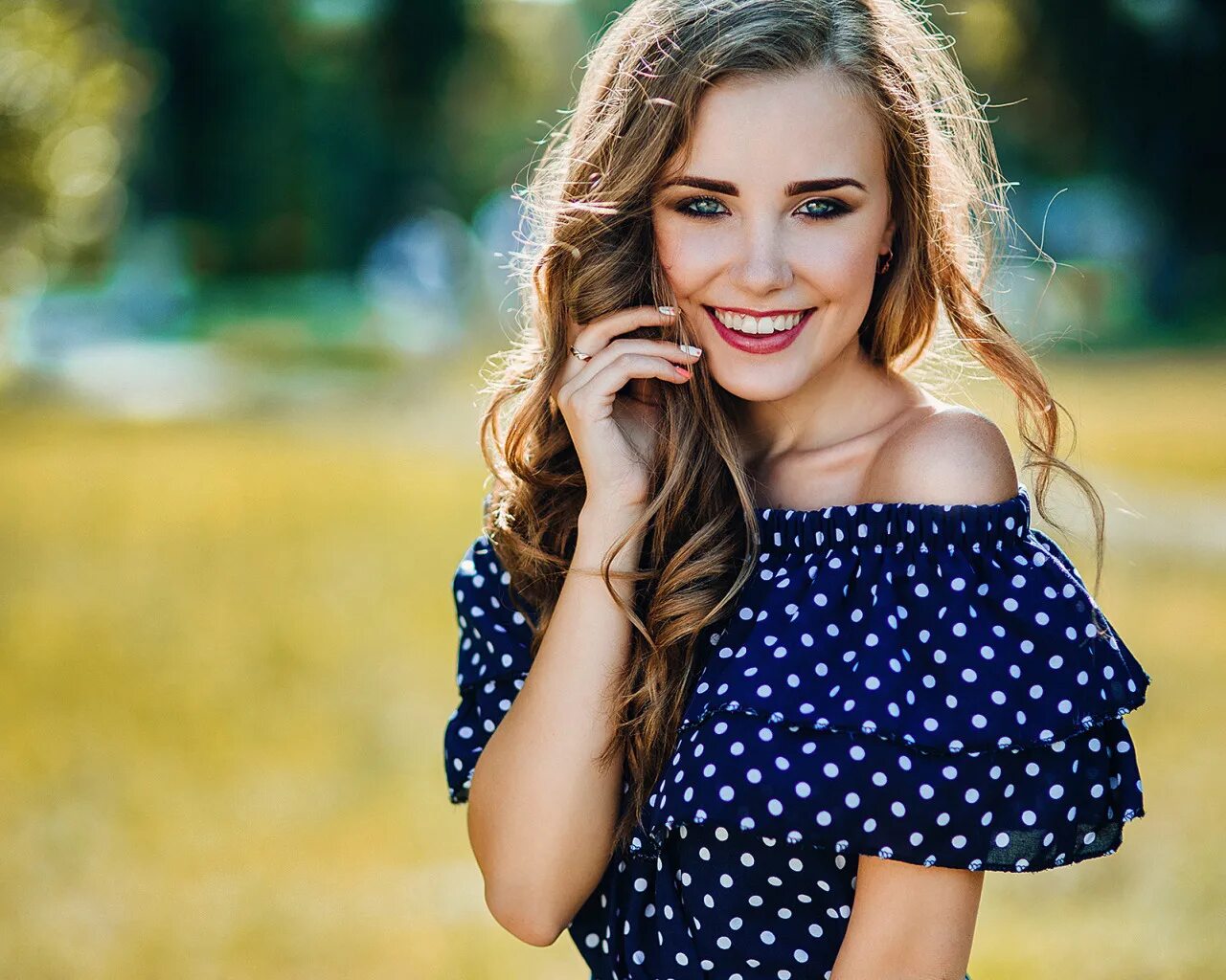 Девчонка улыбается. Сабина белякова. девушка улыбка. девушка улыбается. красивая девушка улыбается.