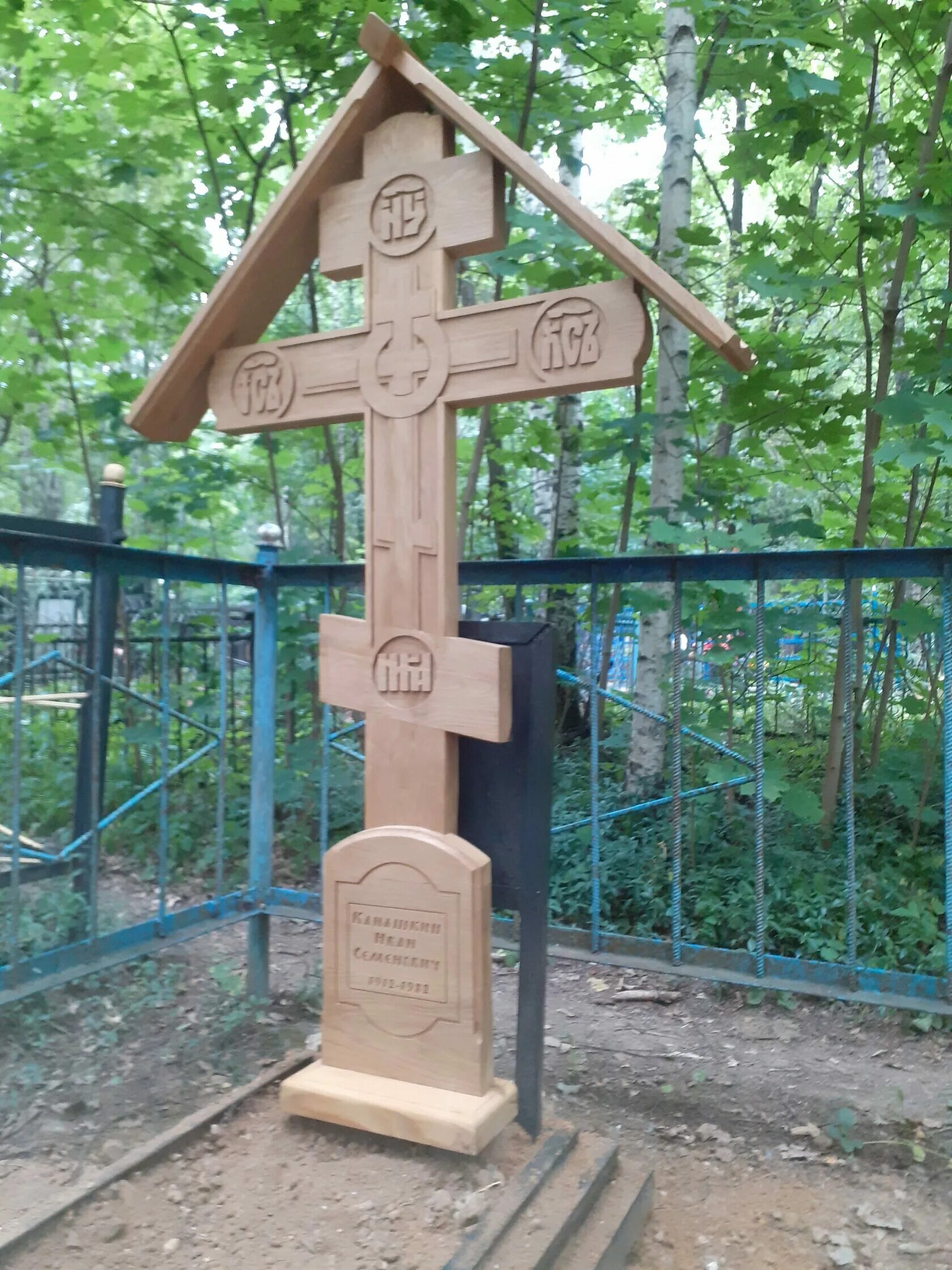 Какой крест должен быть на памятнике. Деревянный крест на могилу. Деревянный православный крест на могилу. Памятник деревянный крест. Кладбище православное деревянные.