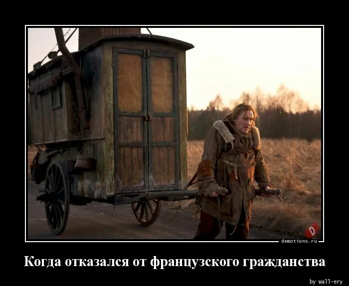 Брат приехал мем. Приехали недавно домой. Приехали недавно домой. Отпуск закончился. Мужчина с чемоданом.