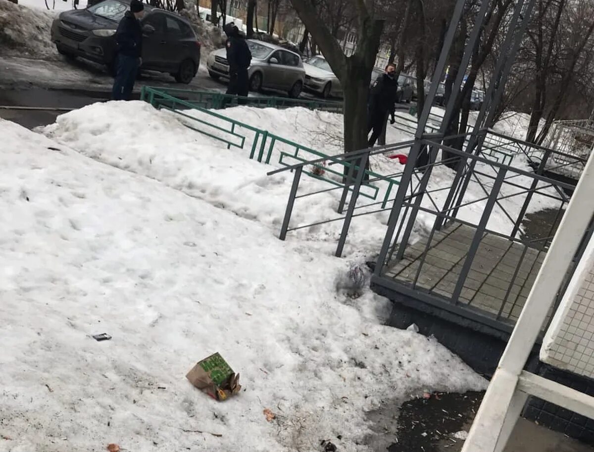 Выбросился из окна сегодня в москве. Подросток упал с 17 этажа москва. в москве парень выпал с 17 этажа. падение с 17 этажа москва.