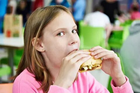Большая девочка ест людей