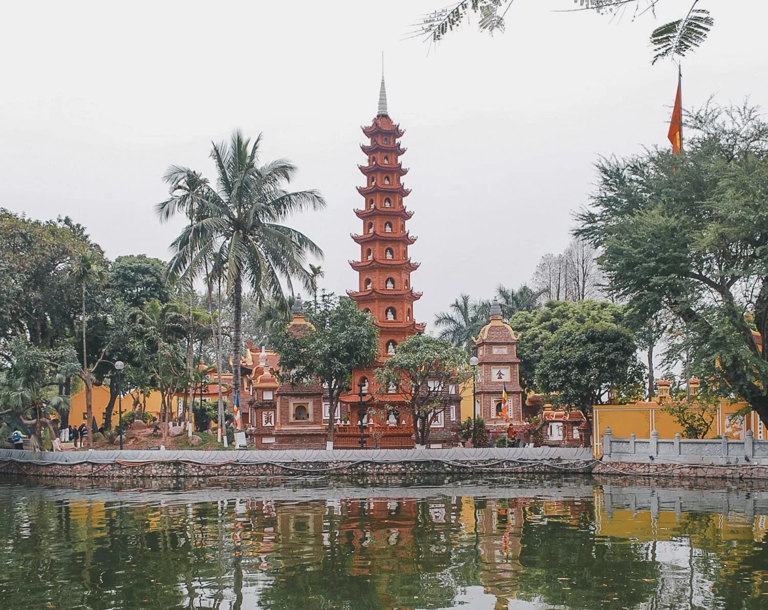 Пагода Чанкуок Вьетнам. Вьетнам столица Ханой. Пагода Чанкуок Ханой. Вьетнам столица Ханой достопримечательности.
