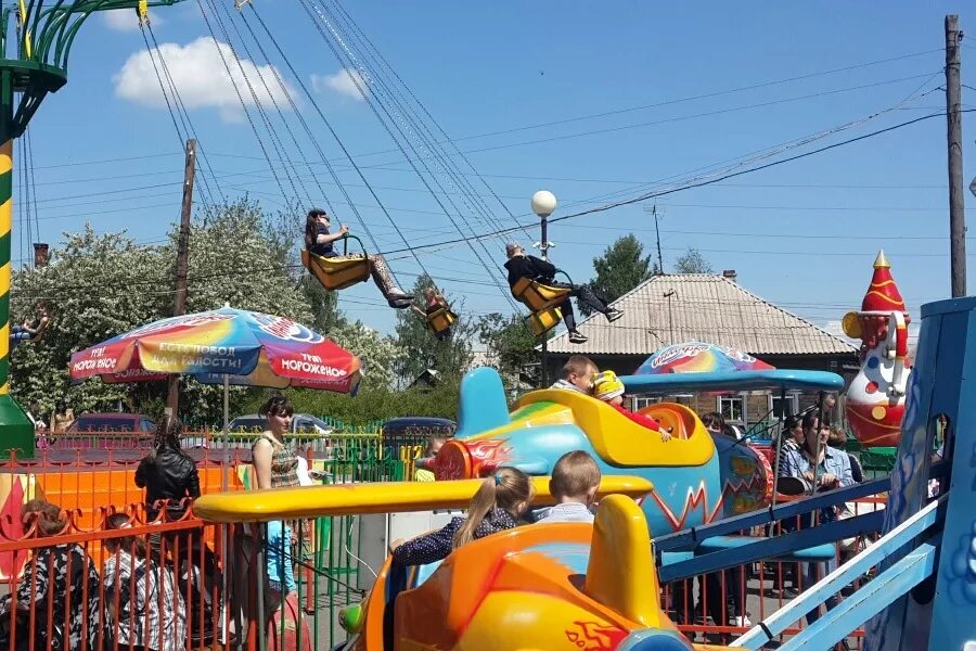 трудармейский развлекательный комплекс аттракционы. трудармейский парк аттракционов. парк в поселке трудармейский кемеровская область. трудармейский развлекательный комплекс кемеровская область. трудармейский парк аттракционов.