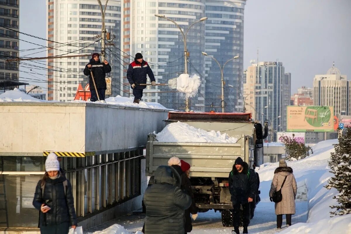 Новосибирск 18 ноября. Ледяной дождь Новосибирск. Снегопад в марте. Новосибирск улицы люди. Мартовский снежок.