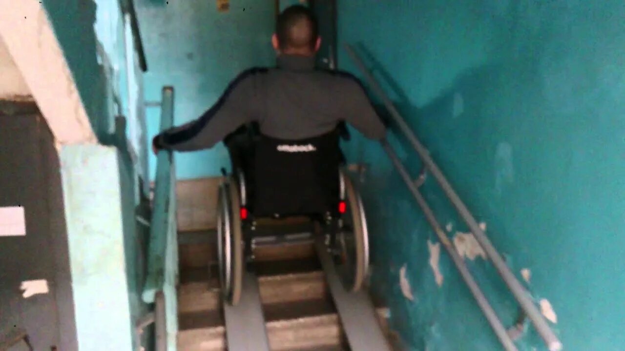 Коляски под лестницей в подъезде. Коляска для спуска инвалидов по ступенькам. инвалидная коляска в подъезде. спуск по лестнице для инвалидов. коляска инвалидная для подъема подъема по лестнице.