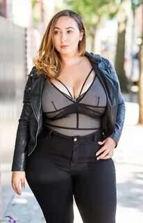 Curvy latina
