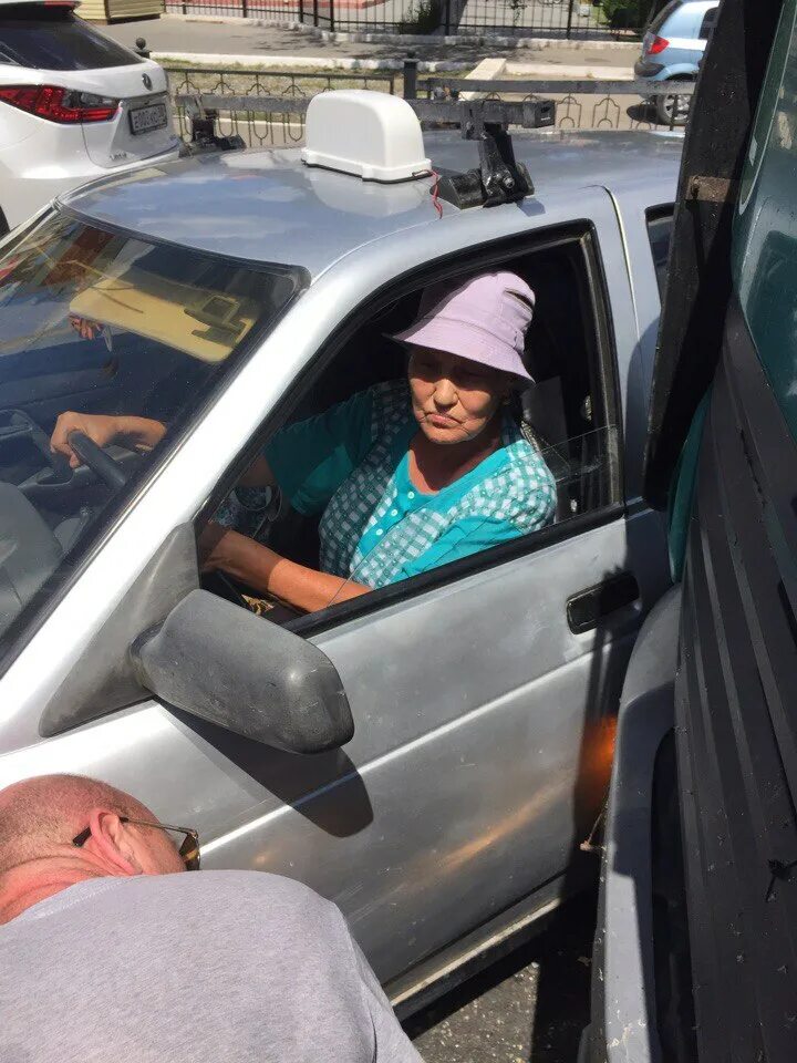 Старушка в такси. Старушка в такси. Таксист бабку. Трэш такси. Подвез бабушку.