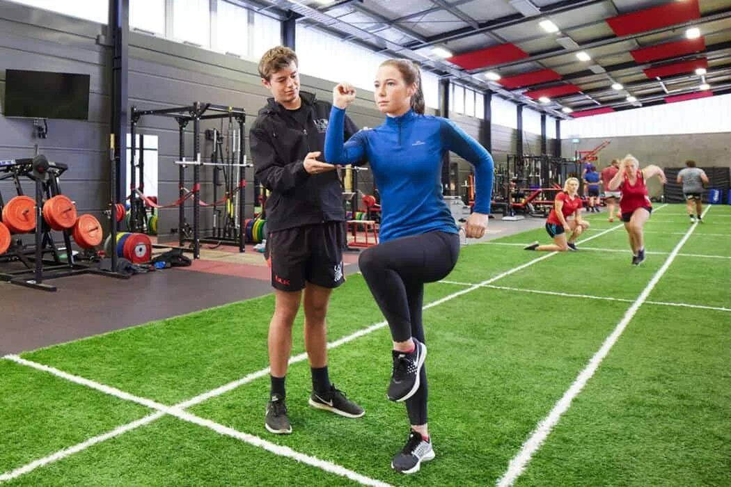 Тренер арт. Теннис мальчик. Тренер и спортсмен. Тренер с какого возраста. Спортивный тренер.