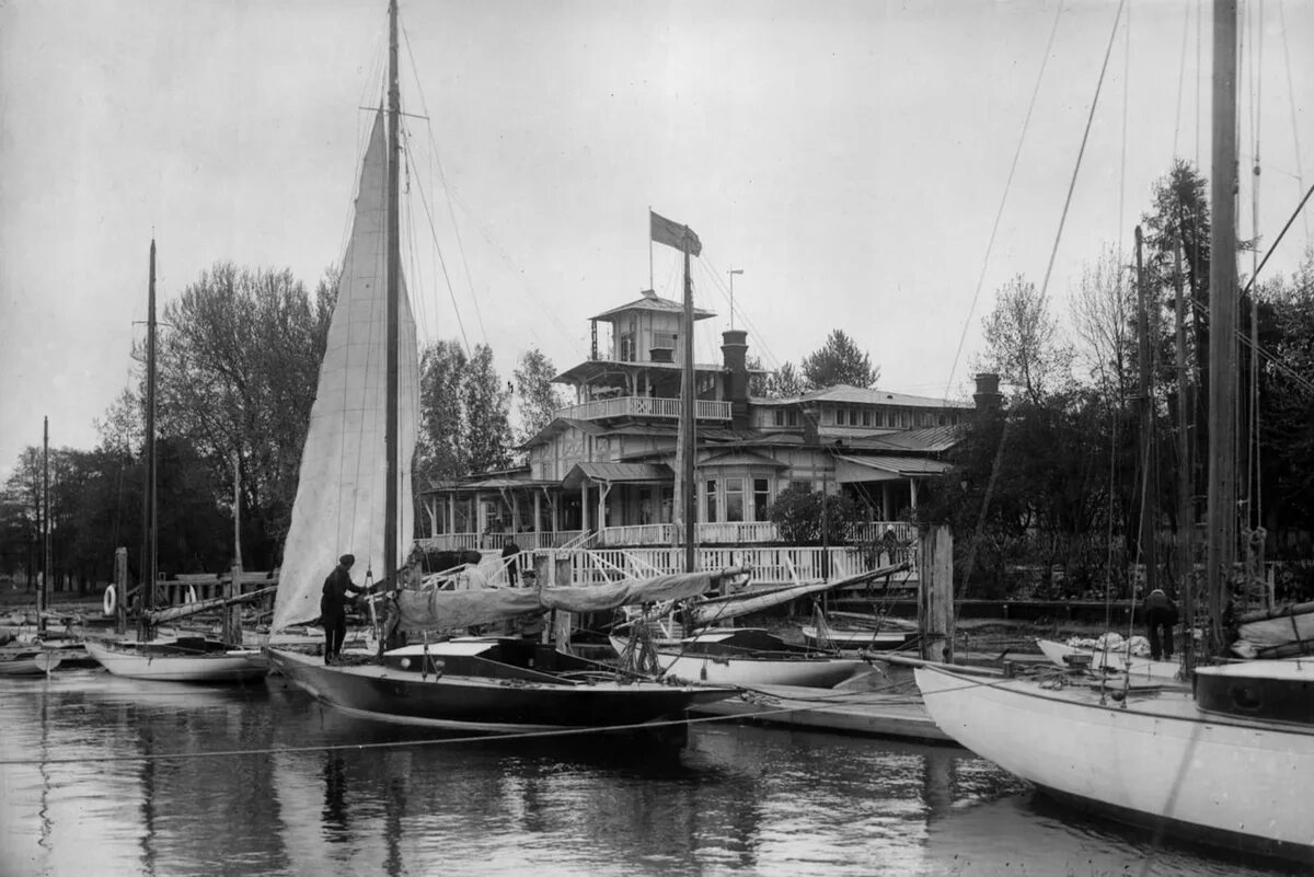 Часовни на крестовском острове в спб в 1900 году. Яхт клуб крестовский остров. Крестовский остров в начале 20 века. Крестовский история. Императорский речной яхт-клуб санкт-петербург.