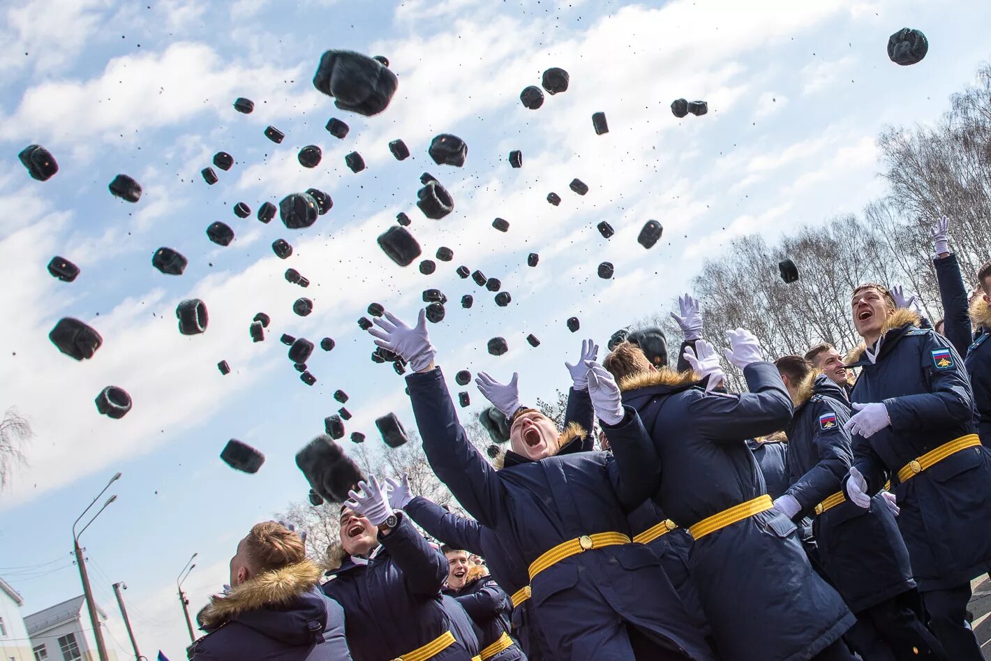 Подбрасывание шапок. Подбрасывают шапки вверх. Закидали шапками. Закидывать шапками. Кидать шапку