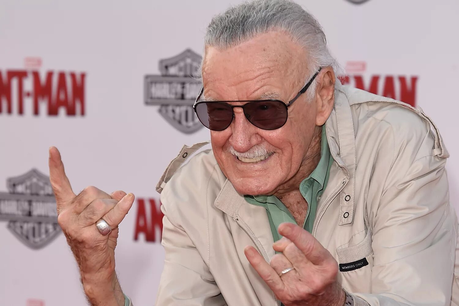 Автор марвел. Stan Lee. Стэн ли Марвел. Стэнли ли. Создатель Марвел Стэн ли.