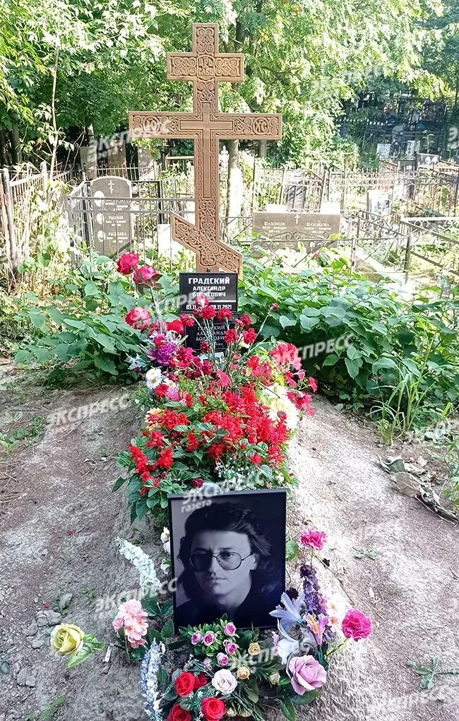 Памятник Александру Градскому на Ваганьковском кладбище. Памятник. Могила Градского на Ваганьковском кладбище.