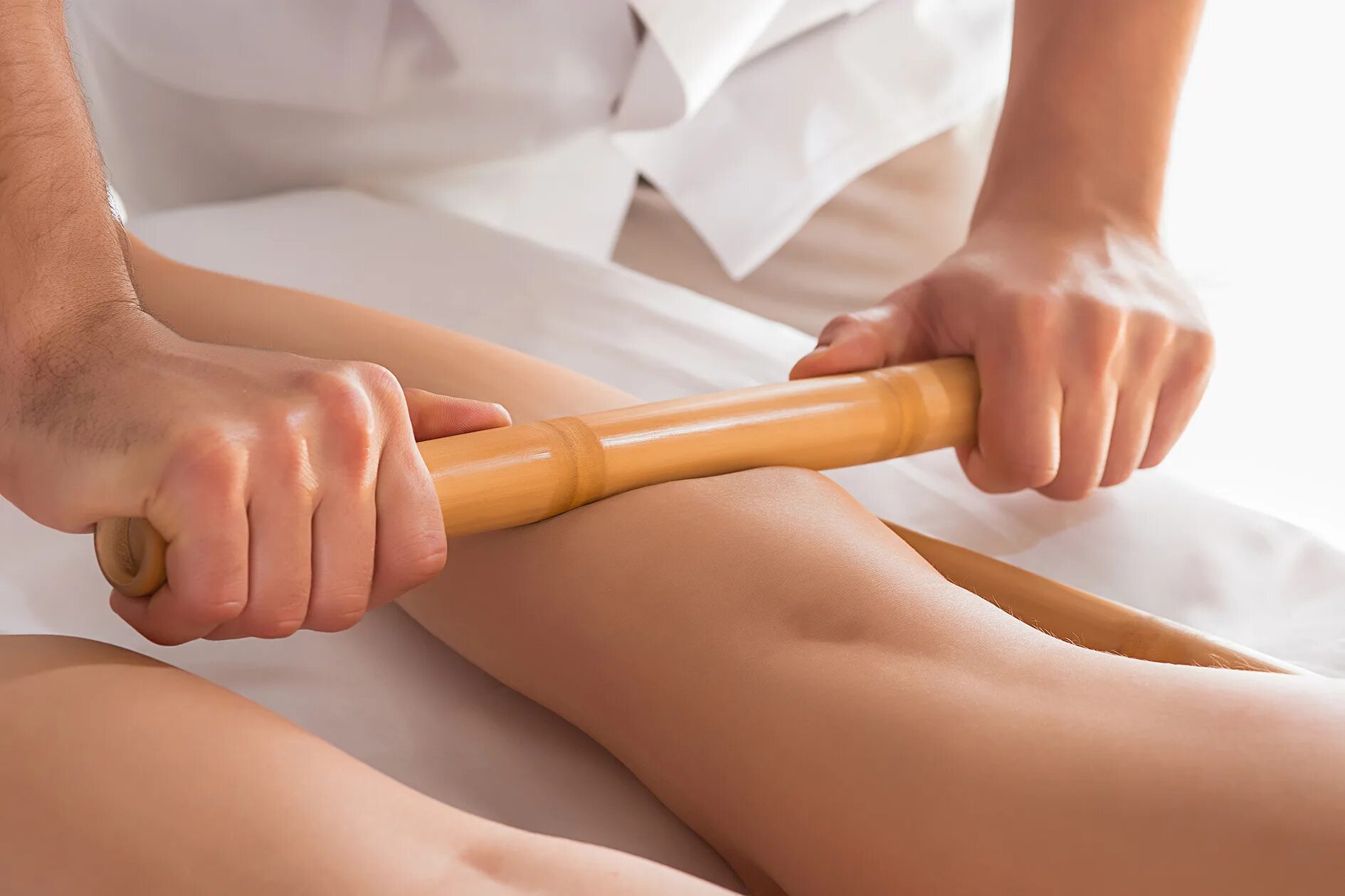 Massage stick. Антицеллюлитный массаж бамбуковыми палочками. Палка для антицеллюлитного массажа. Массаж ног бамбуковыми палочками. Креольский массаж бамбуковыми палками.