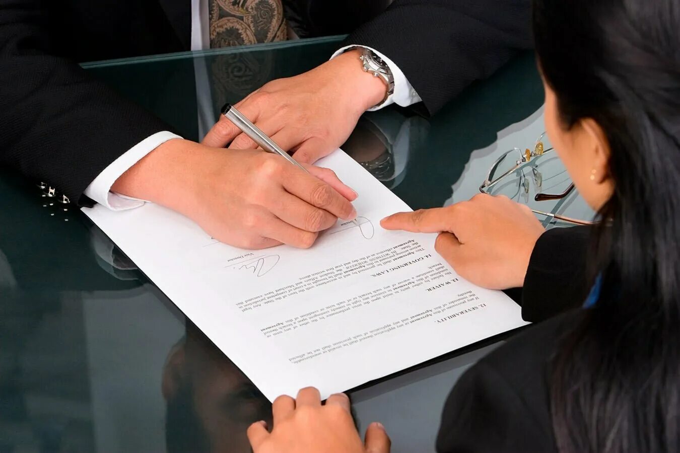 Юрист составление договоров. Подписание документов. Человек подписывает документы. Человек подписывает бумаги. Подпись документов.