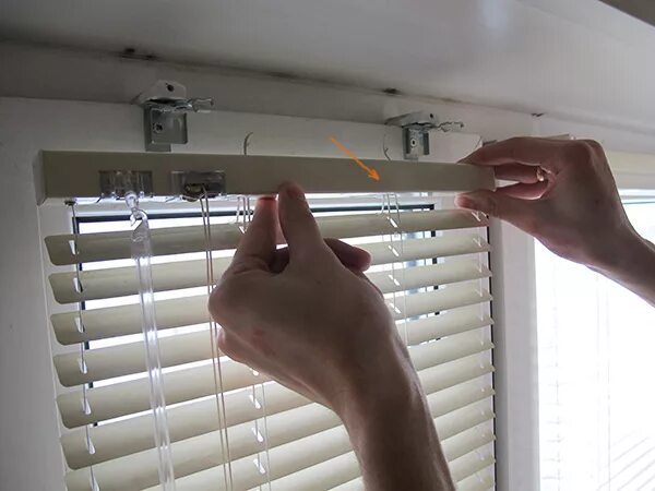 Схема крепления горизонтальных жалюзи к потолку. Крепление горизонтальных жалюзи на пластиковые окна. Схема установки горизонтальных жалюзи на пластиковые окна. Крепление жалюзи снизу к окну. Как установить горизонтальные жалюзи на окно.