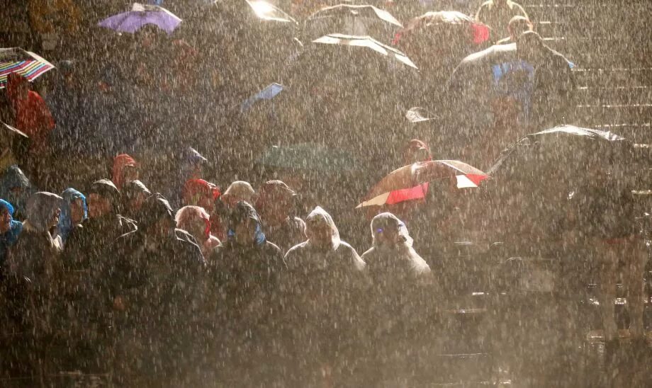 Rain hits. Дождик на параде. Парад под дождем. 9 Мая под дождем. Москва парад под дождем.