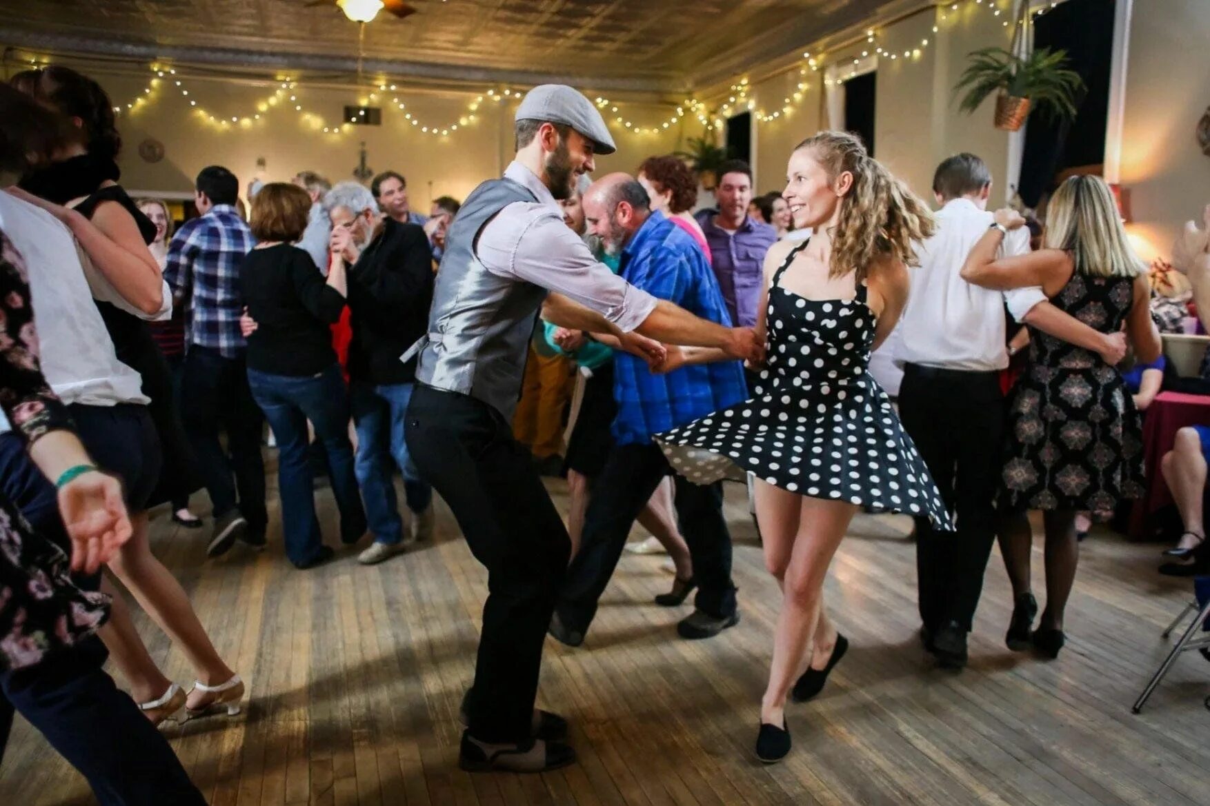 Танцевальный вечер. Танцы в кафе. Танцующие люди в ресторане. Люди танцуют в кафе. Вечерние танцы.