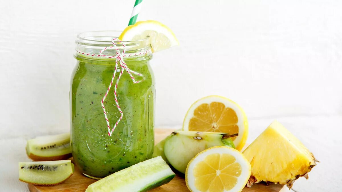 Укрепляющие напитки. Имбирный чай. Напитки укрепляющие иммунитет. Домашний лимонад имбирный. Лимонно имбирный напиток.