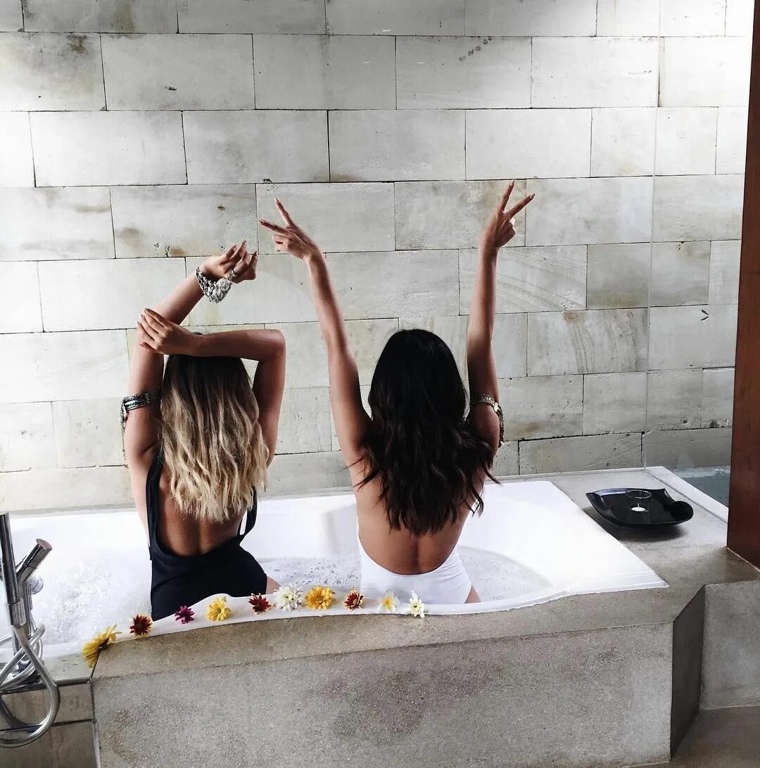 Лучшие подруги на ночевке. Что можно поделать ночью с подругой. Что можно поделать ночью с подругой. Две подруги на ночевке. Комната для подруг.