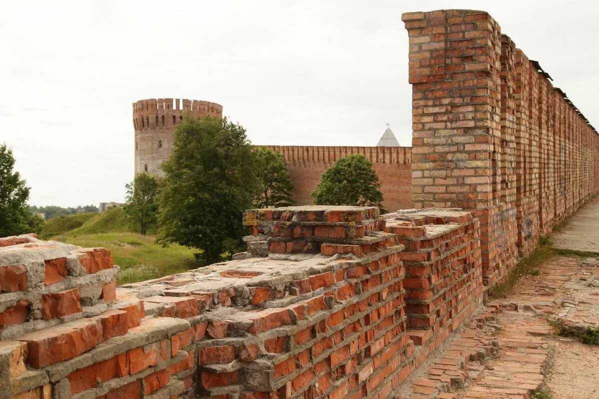 Уборка старой крепости. Замковый забор. Забор крепость. Забороло крепости. Изгородь крепость.