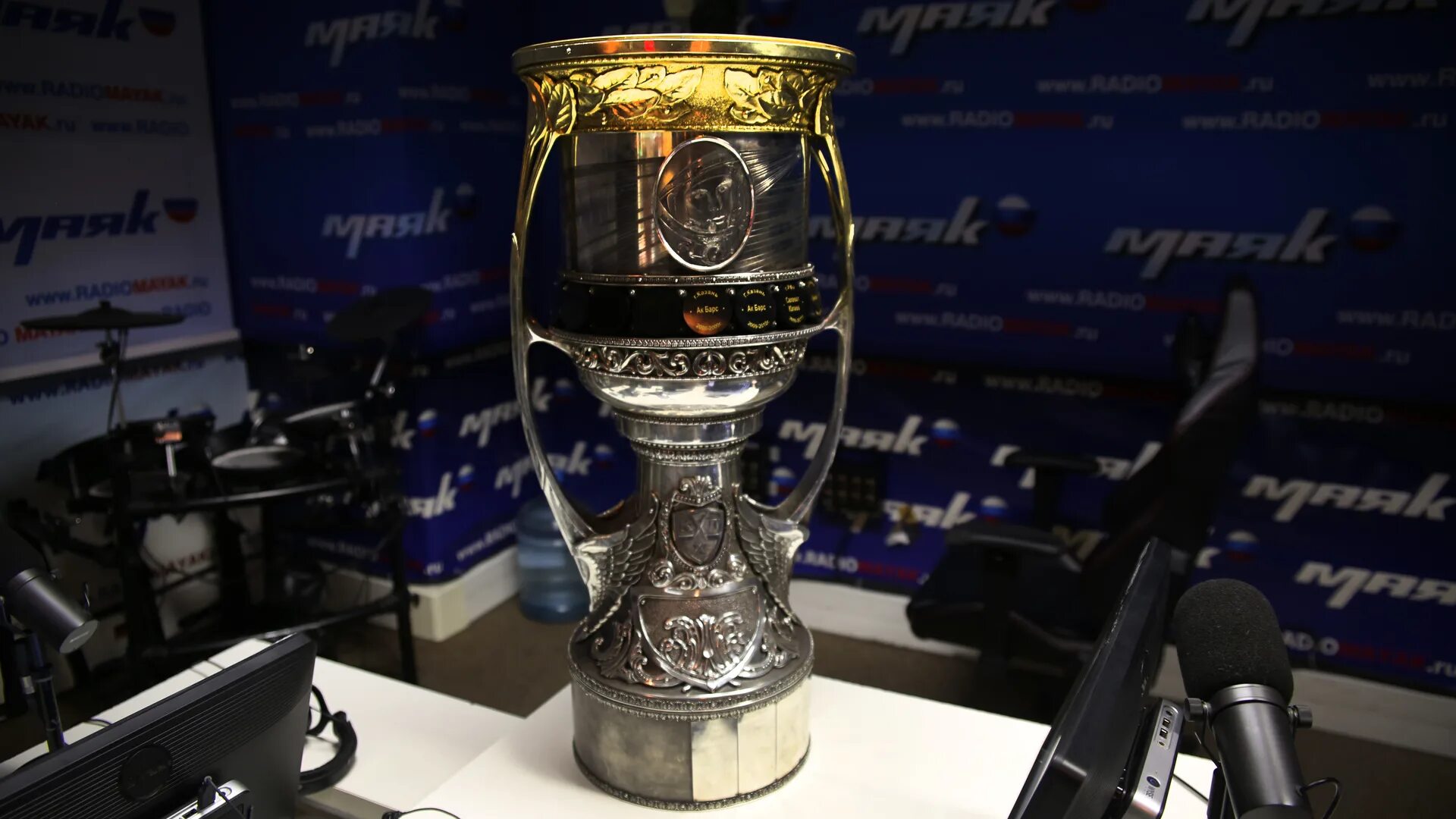 кубок гагарина трофей. рекорд кубок. кубок гагарина фото. континентальная хоккейная лига кубок гагарина. кубок гагарина силуэт.