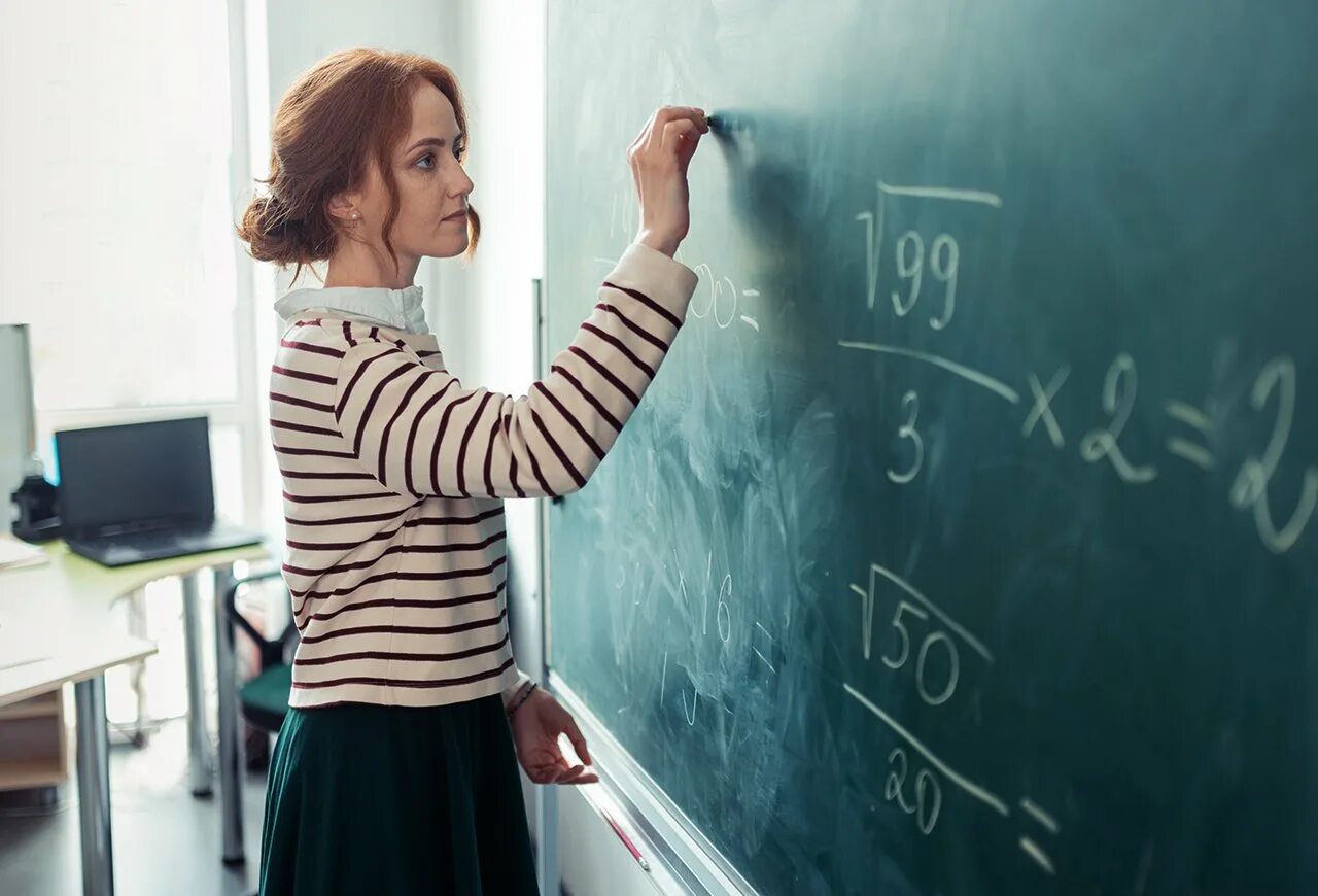 Учитель выписал на доску числа. Современный учитель. классный преподаватель. учитель пишет на доске. педагог пишет на доске.