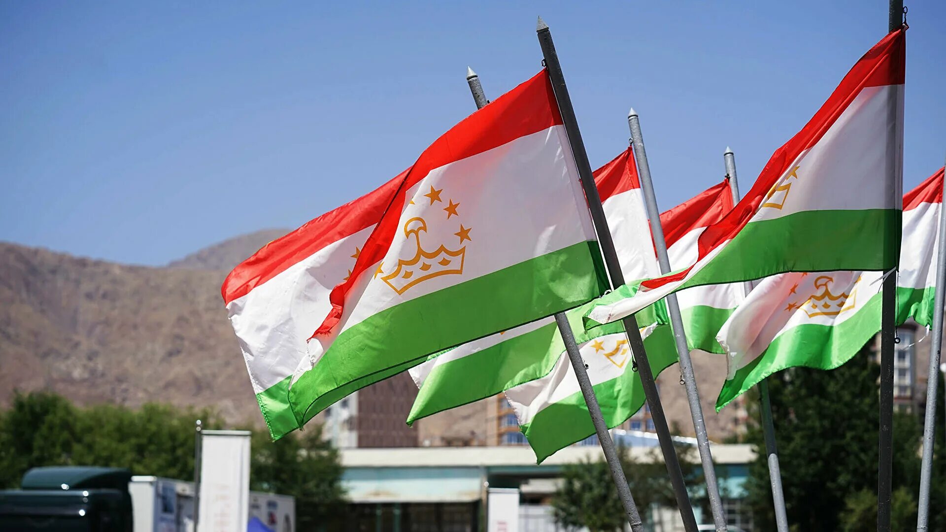 Точикистон язык. Флаг Республики Таджикистан. Флаг Таджикистана 2022. Флаг Таджикистана в Душанбе. Флаг Таджикистана на флагштоке.