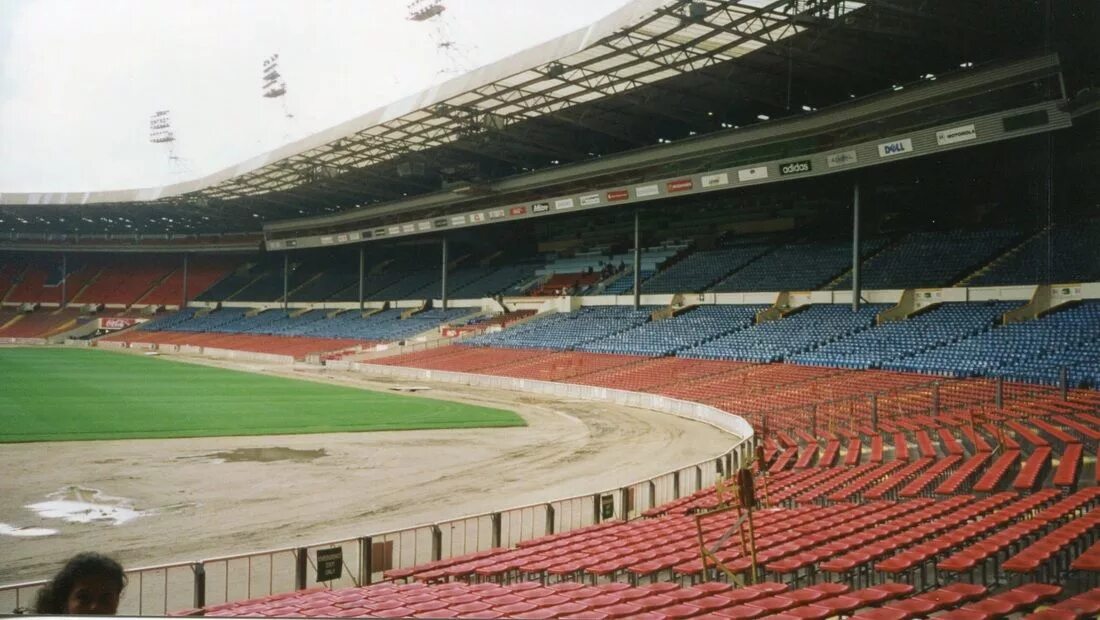 Стадион уэмбли старый. Эмпайр Стэдиум Уэмбли. Уэмбли стадион старый. Стадион Уэмбли 1985. Уэмбли (1923).